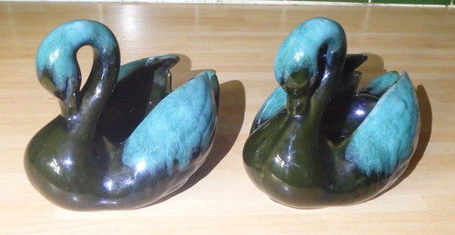 Blue mountain pottery swan - 2x,