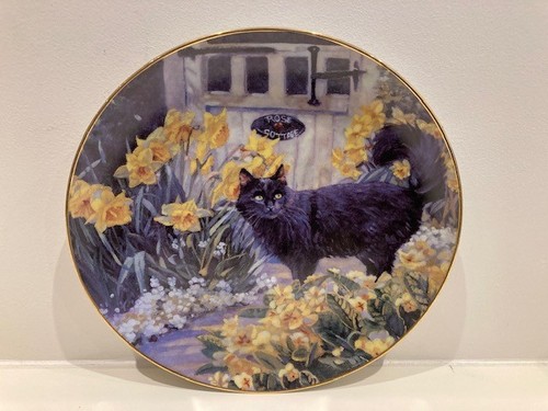 Black cat with daffodils plate - black,