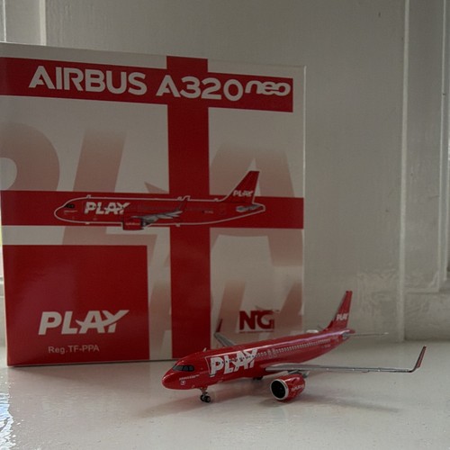 Models play airbus a320neo - ng,