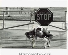 1984 Press Photo Lenzo in his wheelchair returns from workout to his apartment