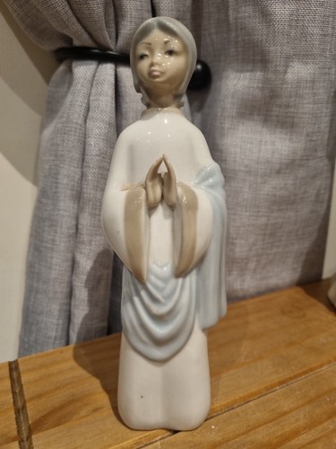 Casades figure girl kneeling - girl, kneeling/