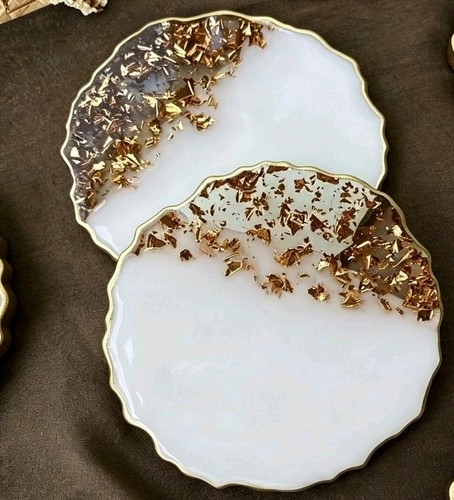 White gold drinks mats - white,