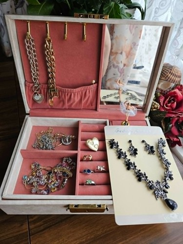Vintage musical jewellery - jewellery, box