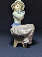NAO by LLADRO - GIRL CUDDLING