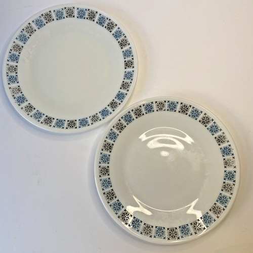 Pyrex chelsea dinner plates - 2,