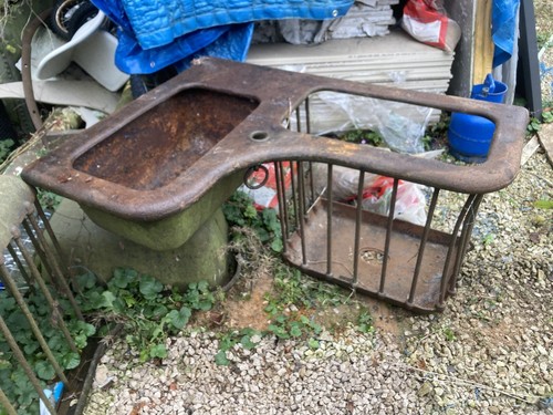Cast iron corner hay manger - corner, manger/
