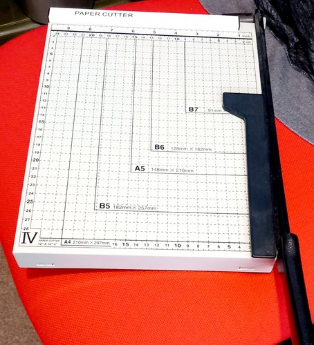 Metal guillotine paper cutter