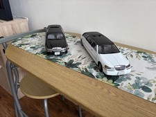 Sun Star 1/18 Lincoln Town Cars Stretch Limousine In White and black No Mirrors