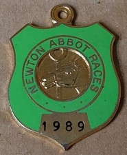 1989 NEWTON ABBOT Race Course Members Enamel Badge No 2 Horse Racing Memorabilia