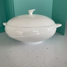 WEDGWOOD WHITE SOLAR OVAL COVERED VEGETABLE BONE CHINA. VINTAGE .