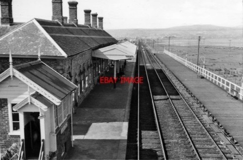 Photo borth railway station - railway,