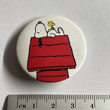 Collectible Pin Badge Peanuts cartoon character Snoopy & Woodstock kennel