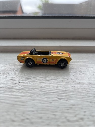 Hot wheels triumph tr6 diecast - hot,