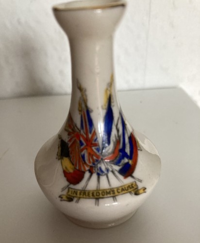 Crested porcelain vase ww1 - crested,