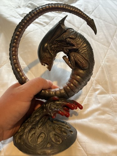 Alien chest buster - statue,