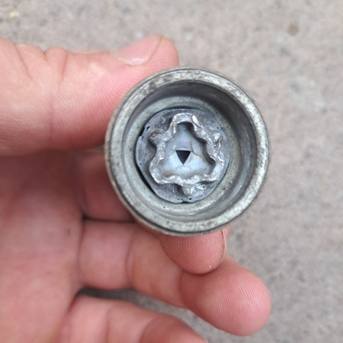 Wheel locking nut - bolt, key