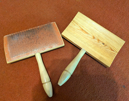 Curved hand carders - curved, pair