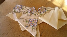 STUNNING SET OF 4  UNUSED VINTAGE HAND  EMBROIDERED IRISH LINEN TEA  NAPKINS