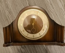 Vintage wind-up mantel clock – wooden case, mechanical movement, 11″ wide