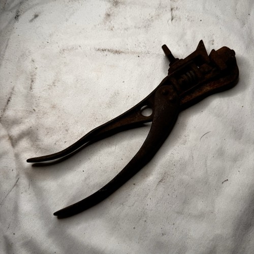 Antique circular saw - tooth, set