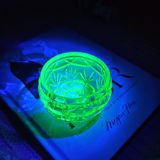 Stunning Vintage Art deco Uranium Green small Glass Bowl Trinket bowl/Home decor