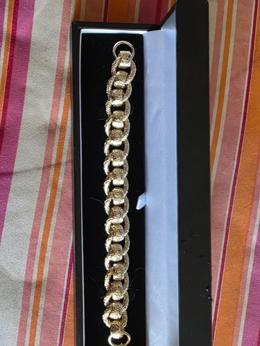 Solid 9ct yellow gold - gold, on