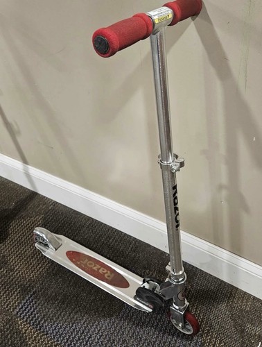 Red razor kick scooter - red,