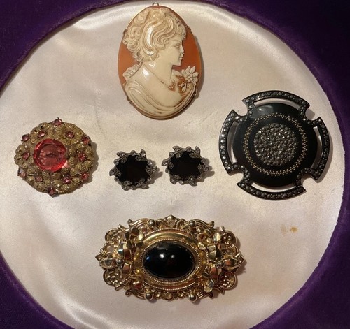 Selection vintage brooches - vintage,