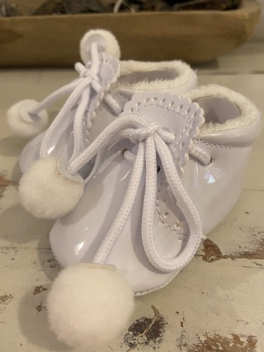 White baby pom shoes - white,
