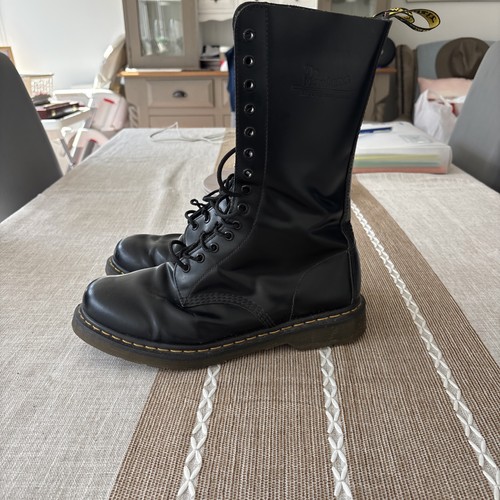Martens airwair hole - dr, 14