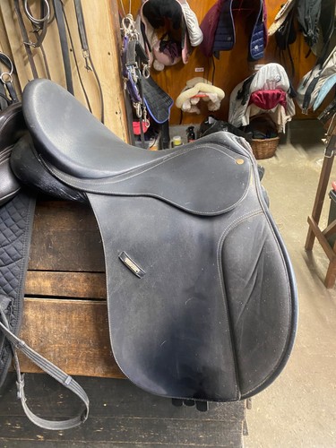 Black wintec saddle - 17.5”,