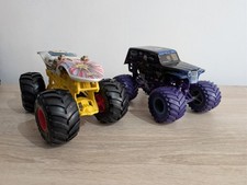 2 Monster Trucks hot wheels