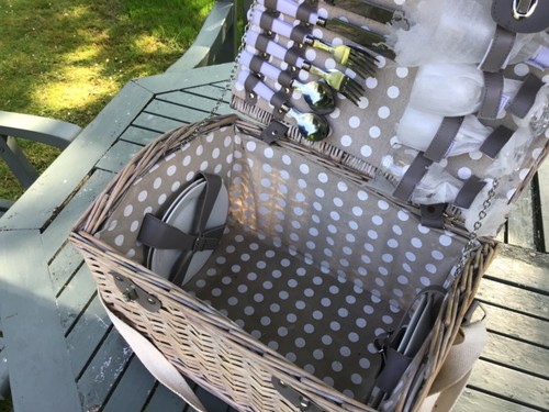 Four person wicker hamper with