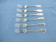 AN ANTIQUE SET OF 6 STERLING SILVER FIDDLE BACK DESSERT FORKS. LONDON 1922.