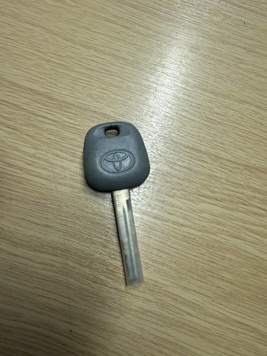 Toyota yaris car key - car, genuine