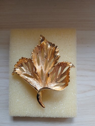 Vintage gold tone trifari - tone,