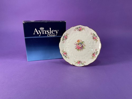 Aynsley howard sprays wall - howard,