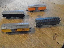 VINTAGE TRIANG OO GAUGE CLEANING CAR WITH 3 OTHER BOX WAGONS