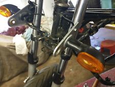 YAMAHA YBR250 FRONT LEFT INDICATOR ON IT'S  MOUNTING BRACKET tested working 