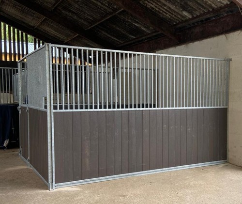 Internal stables high bar - high,