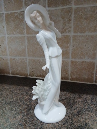 Figurine porcelain elegant - figurine,