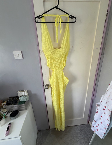 Yellow maxi backless with - , wire