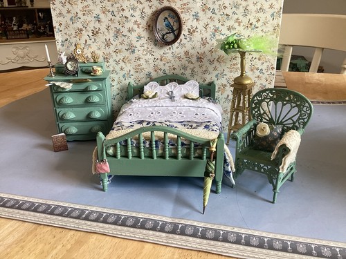 Dolls house scale - dolls,