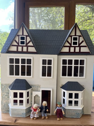 Dolls house preowned as - preowned.,
