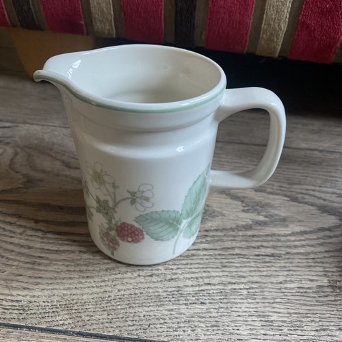 Wedgwood raspberry cane milk - cane,