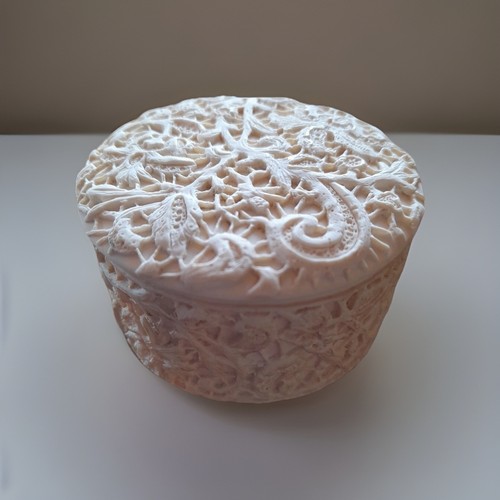 Gorgeous vintage trinket - gorgeous,