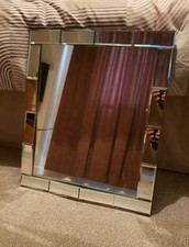 Lovely unusual bevelled wall - lovely,