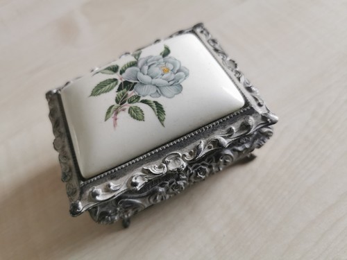 Vintage metal lidded trinket - vintage,