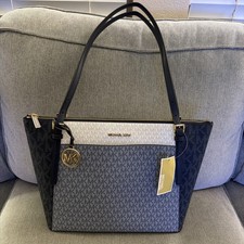 NWT! Michael Kors Voyager