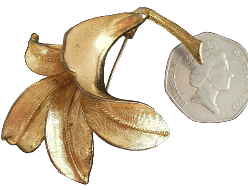 Vintage gold tone signed - gold,